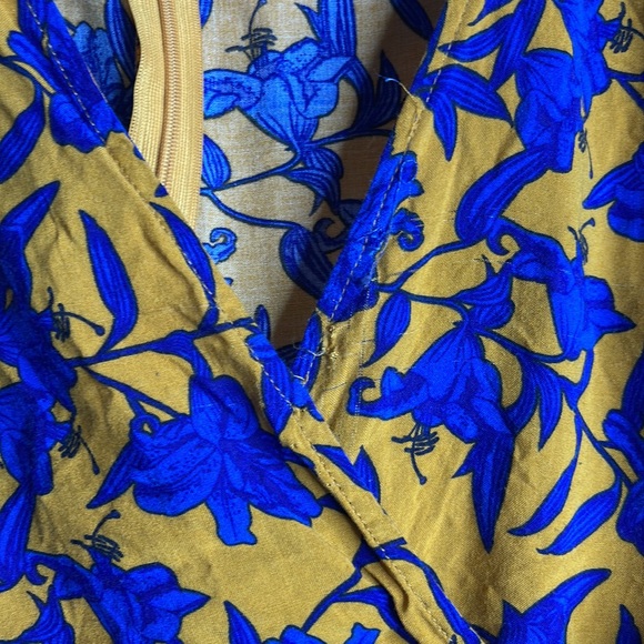 Pretty little thing fitted midi dress - Picture 4 of 4